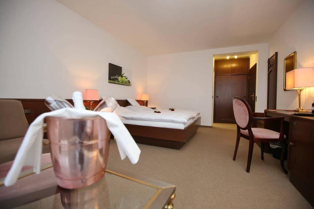 מונטבאור Hotel Am Peterstor מראה חיצוני תמונה